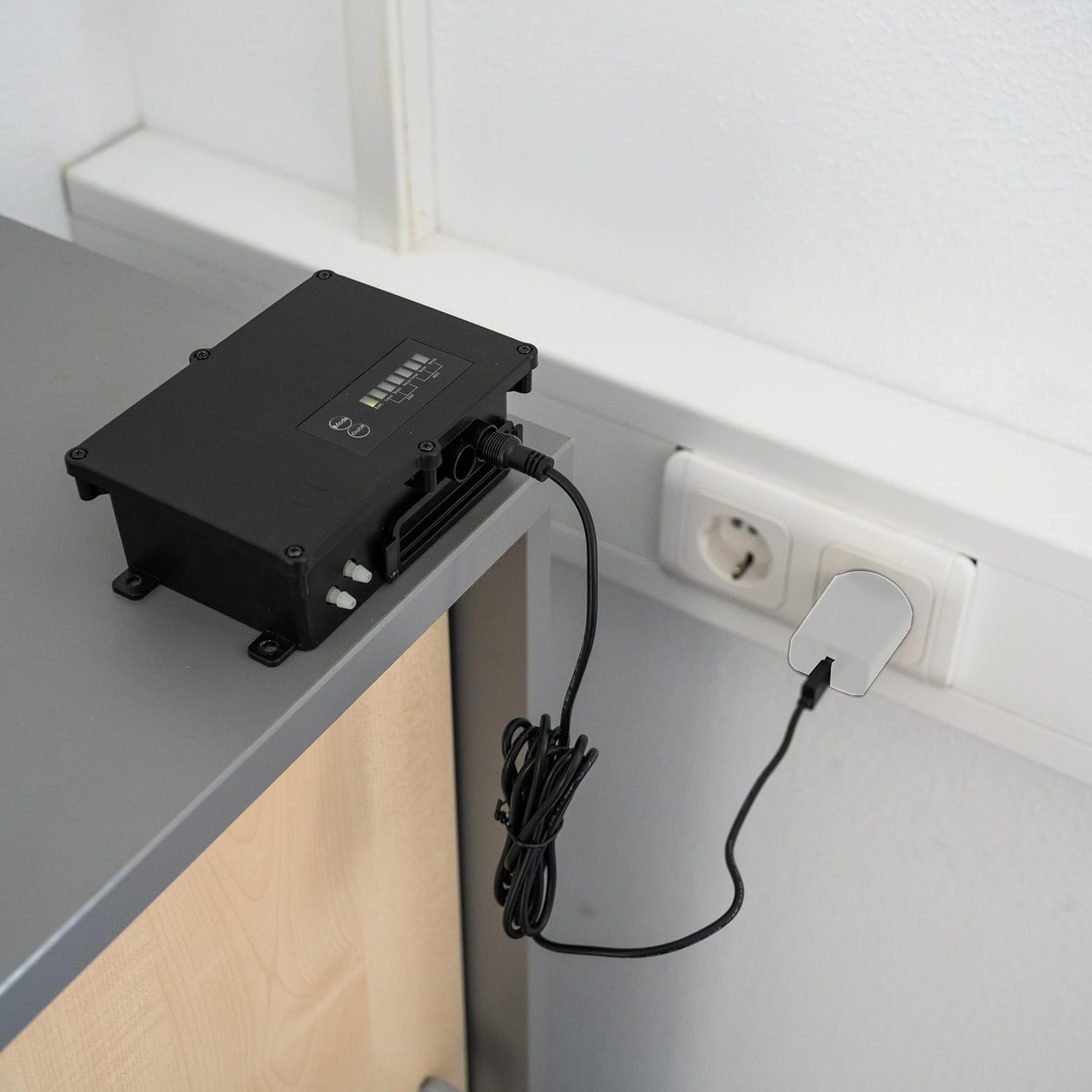 esotec Akku Bewässerungscomputer mit 10 Pfeiltropfern, Bewässerungssystem Indoor + Outdoor, automatische Bewässerung Urlaub, USB-Ladung, 5m Bewässerungsschlauch mit Wasserfilter, Pegelsensor 101104 — Ansicht 2