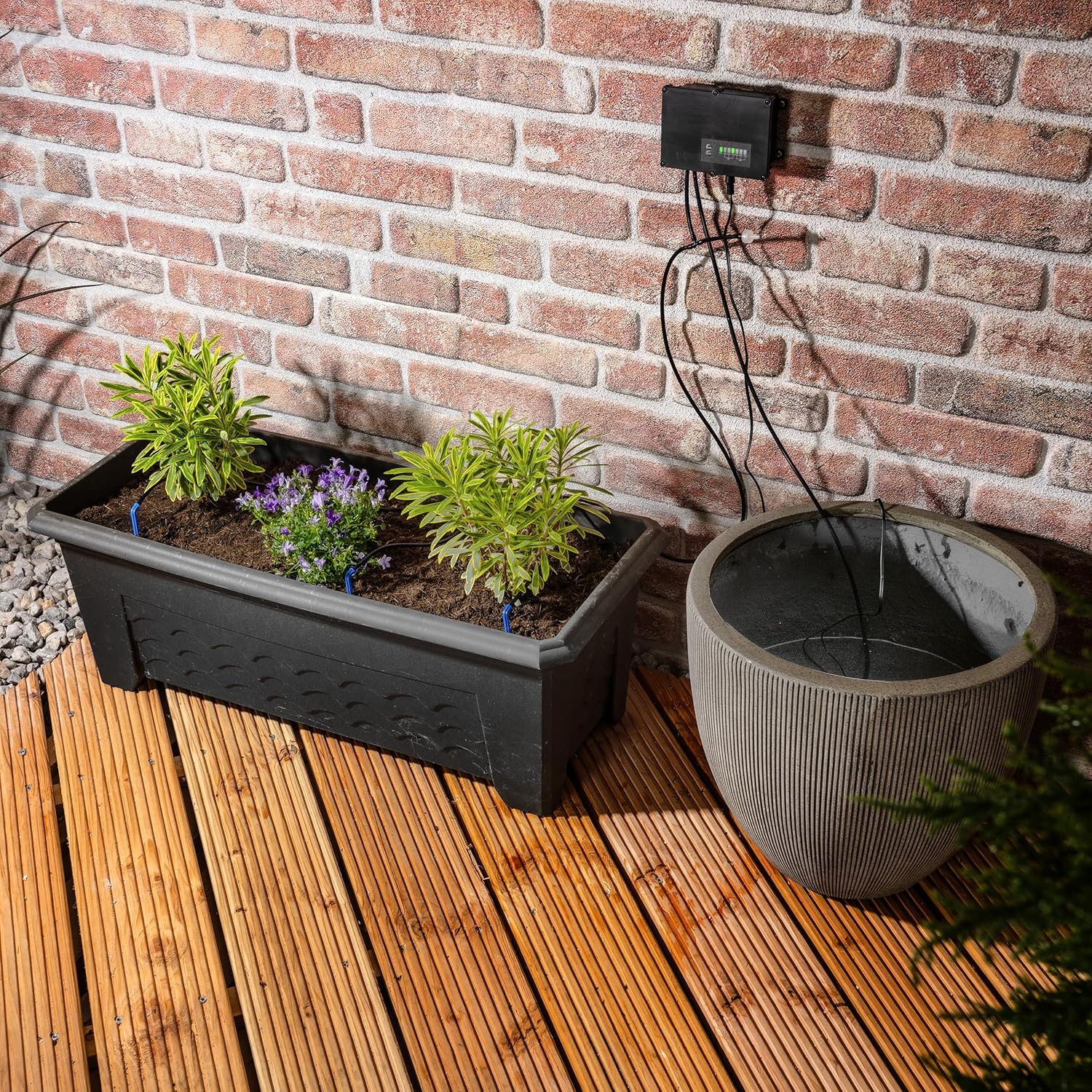 esotec Akku Bewässerungscomputer mit 10 Pfeiltropfern, Bewässerungssystem Indoor + Outdoor, automatische Bewässerung Urlaub, USB-Ladung, 5m Bewässerungsschlauch mit Wasserfilter, Pegelsensor 101104 — Ansicht 3