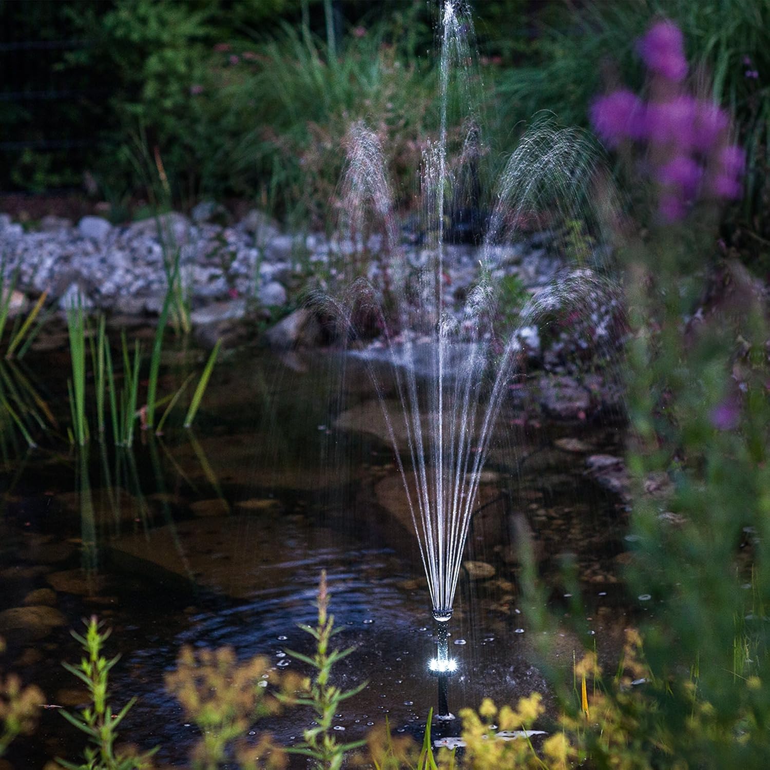 esotec Solar LED Teichpumpenset 25 700, LiFePo4 Akku, Sprinklerpumpe 700/h, Filter, Erdspieß, Solarmodul 15W, Solarbrunnen Gartenteich, Wasserspiel Springbrunnenpumpe, Komplettset, außen, 101938 — Ansicht 4