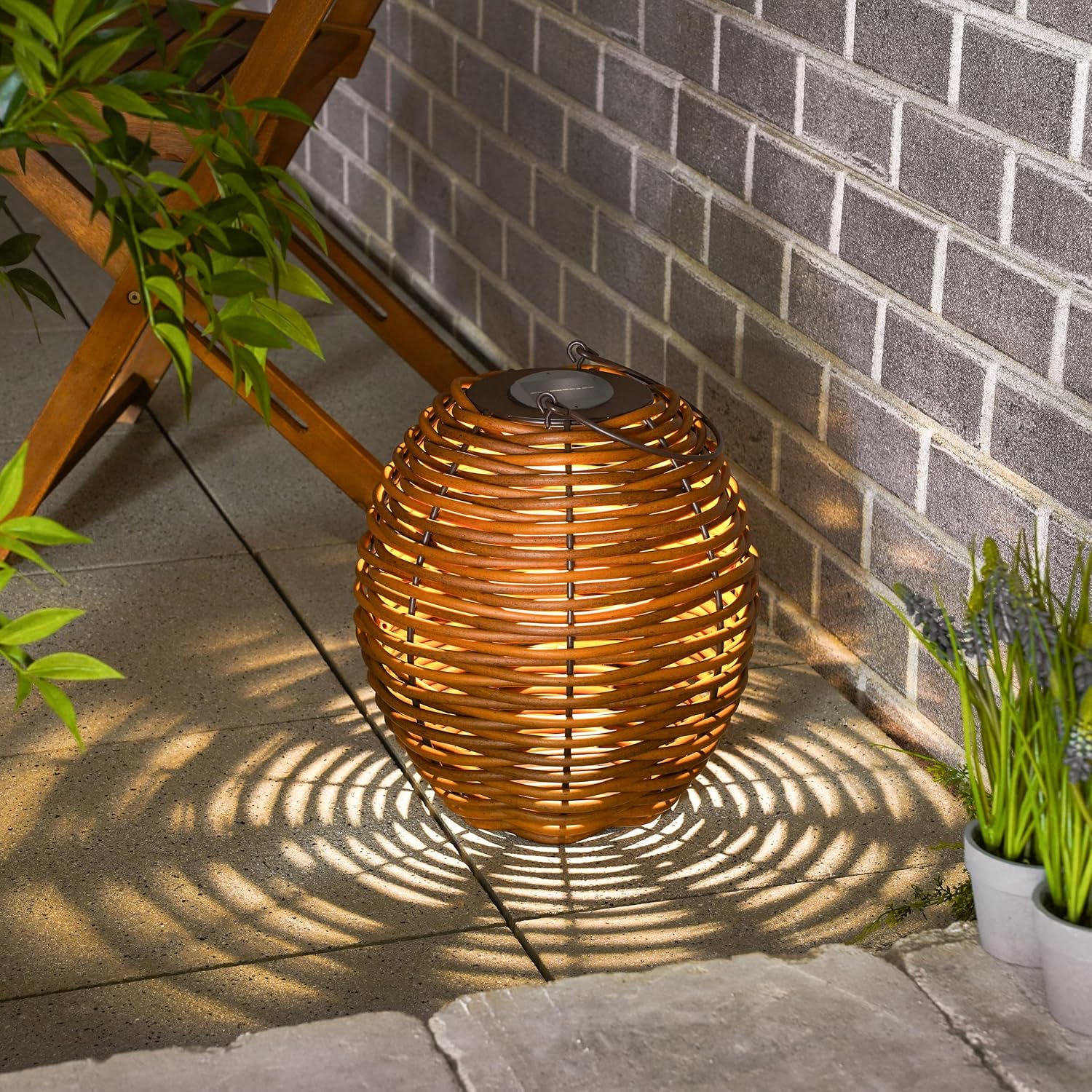 Esotec Solar Rattanleuchte Victoria 30, Polyrattan, USB-C Ladeanschluss, CCT Funktion, 3 Lichtfarben, Akku, Metallgestell, IP44, Solarleuchte Rattan, wetterfest, outdoor, außen, 102278 — Ansicht 2
