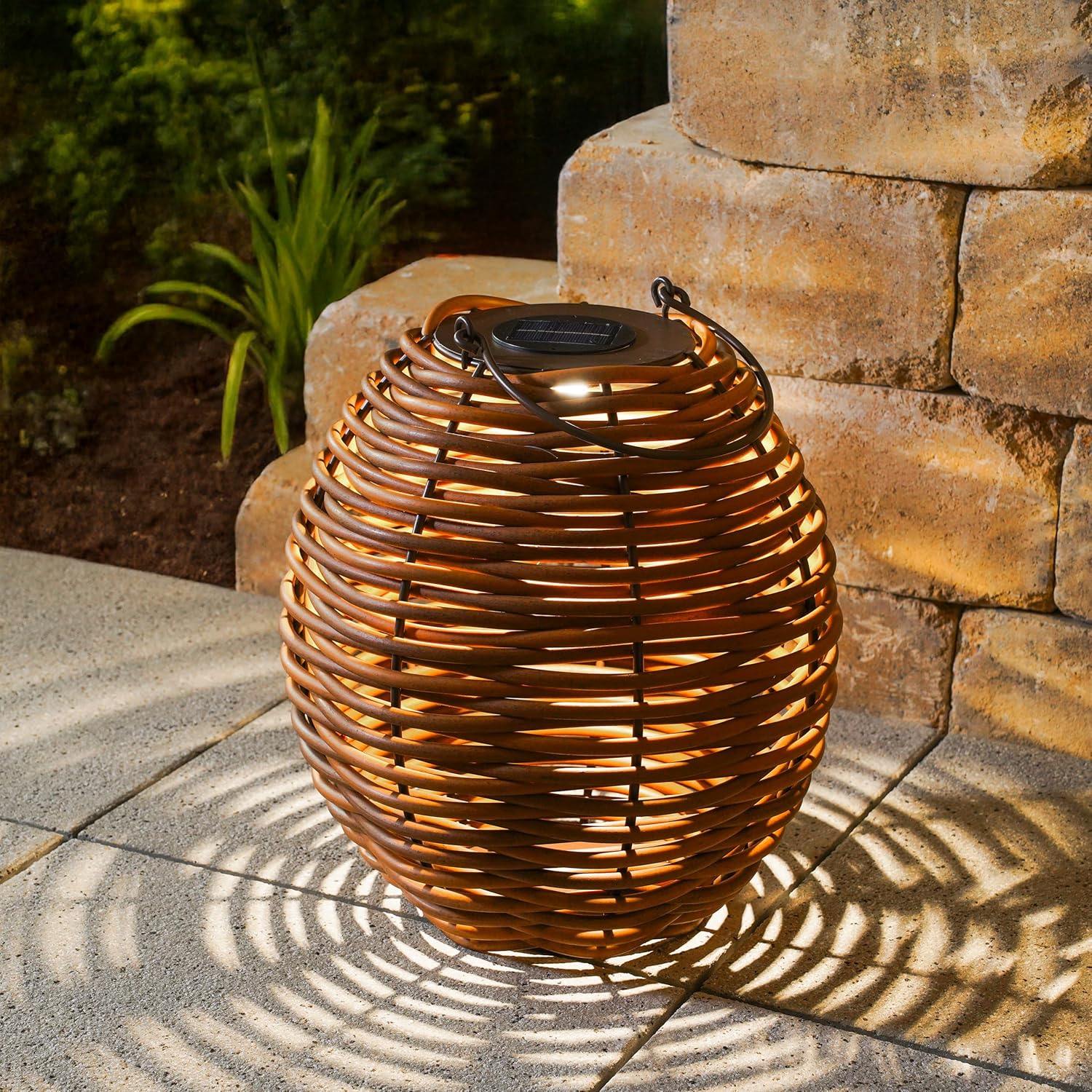 Esotec Solar Rattanleuchte Victoria 30, Polyrattan, USB-C Ladeanschluss, CCT Funktion, 3 Lichtfarben, Akku, Metallgestell, IP44, Solarleuchte Rattan, wetterfest, outdoor, außen, 102278 — Ansicht 3