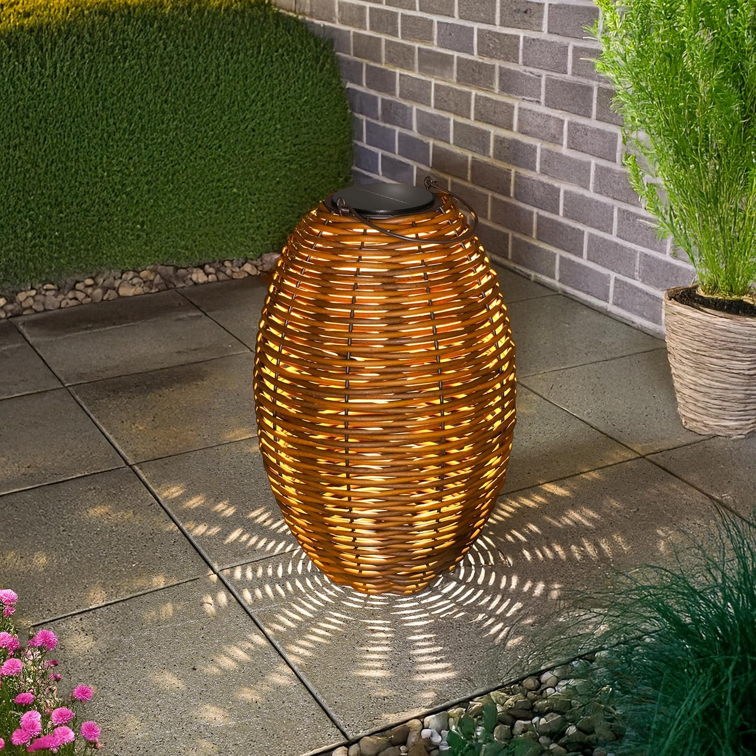Esotec Solar Rattanleuchte Victoria 60, Polyrattan, USB-C Ladeanschluss, CCT Funktion, 3 Lichtfarben, Akku, Metallgestell, IP44, Solarleuchte Rattan, wetterfest, outdoor, außen, 102279 — Ansicht 2