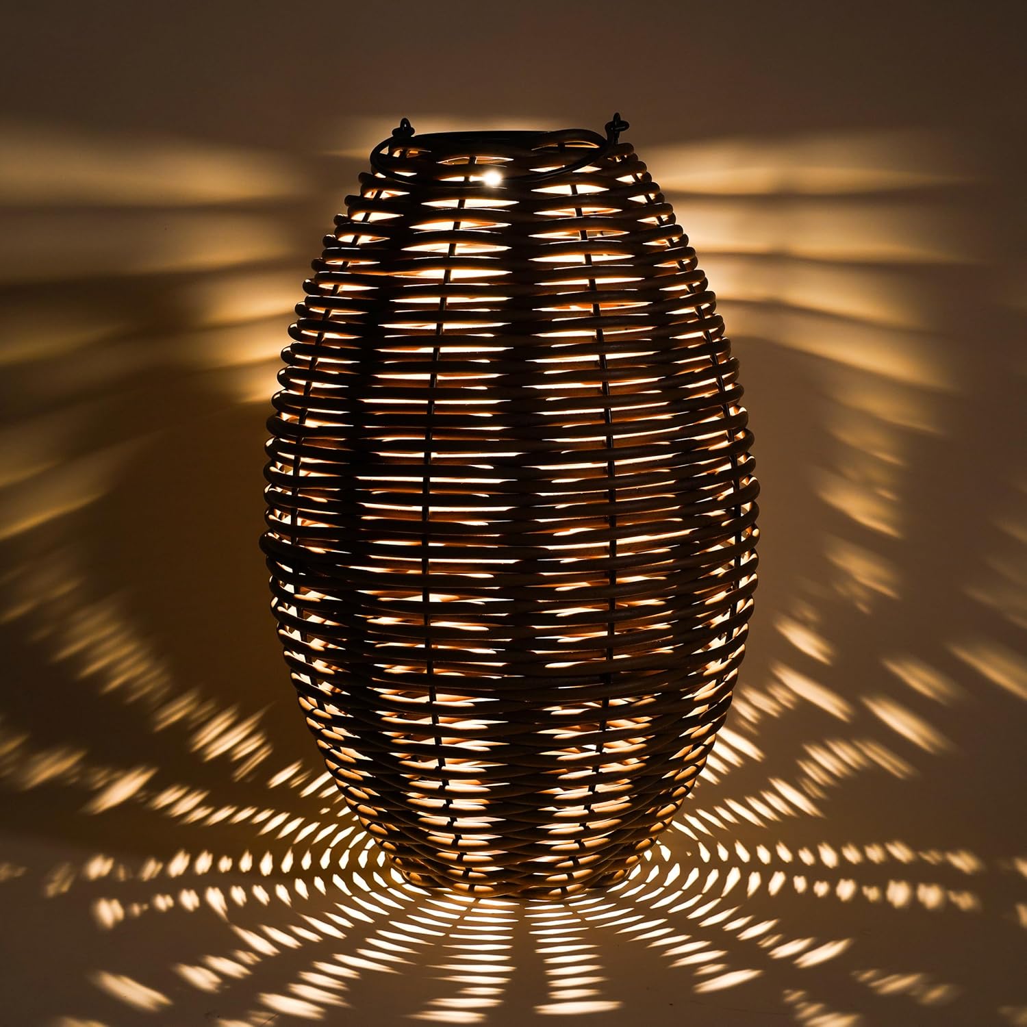Esotec Solar Rattanleuchte Victoria 60, Polyrattan, USB-C Ladeanschluss, CCT Funktion, 3 Lichtfarben, Akku, Metallgestell, IP44, Solarleuchte Rattan, wetterfest, outdoor, außen, 102279 — Ansicht 6
