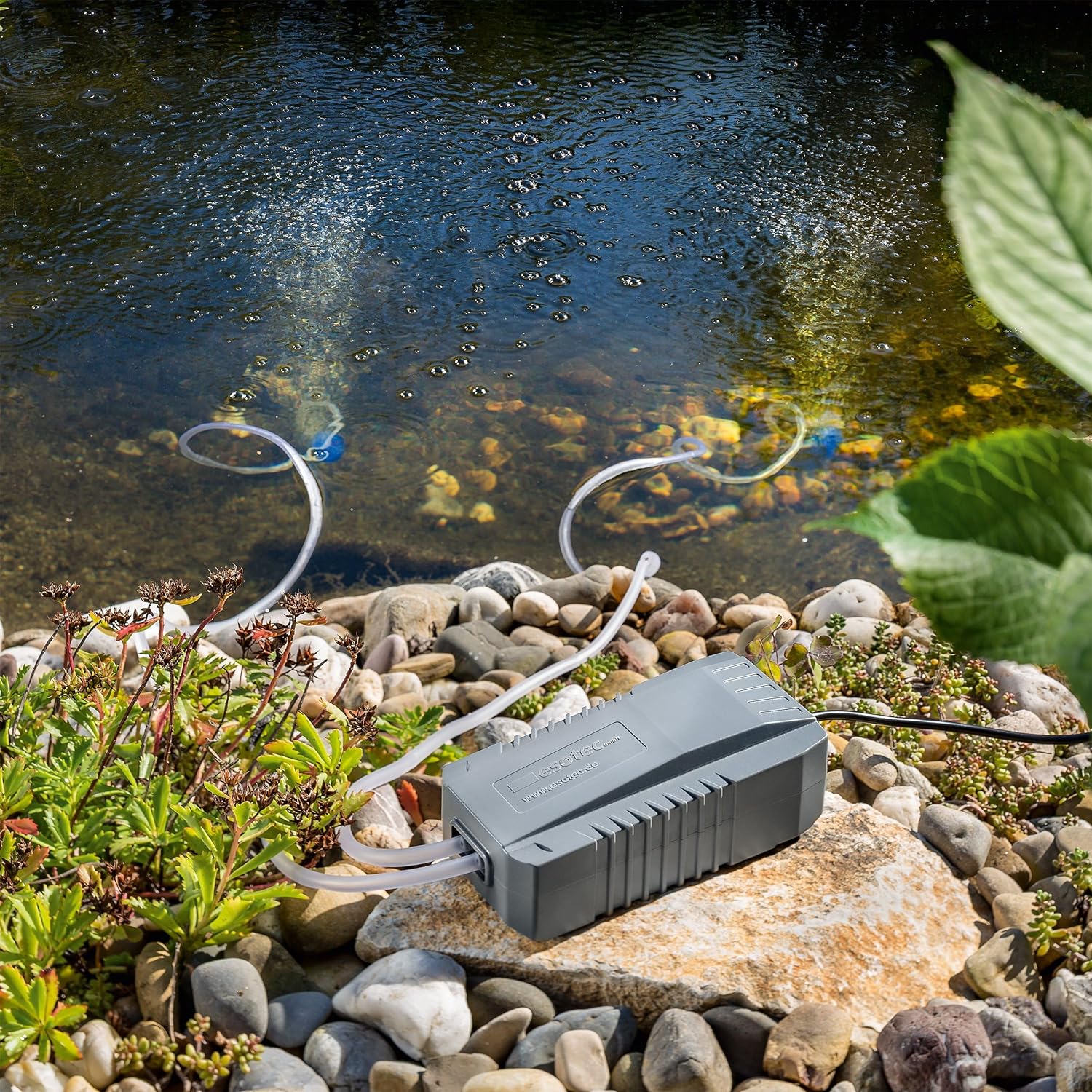 esotec Solar Teichbelüfter Set 8/200, 6,4V/DC Belüfterpumpe, LiFePO4 Akku, Teichbelüftung, Sauerstoffpumpe 200l/h Luftleistung, Solarpanel 8W, Erdspieß 101878 — Ansicht 4