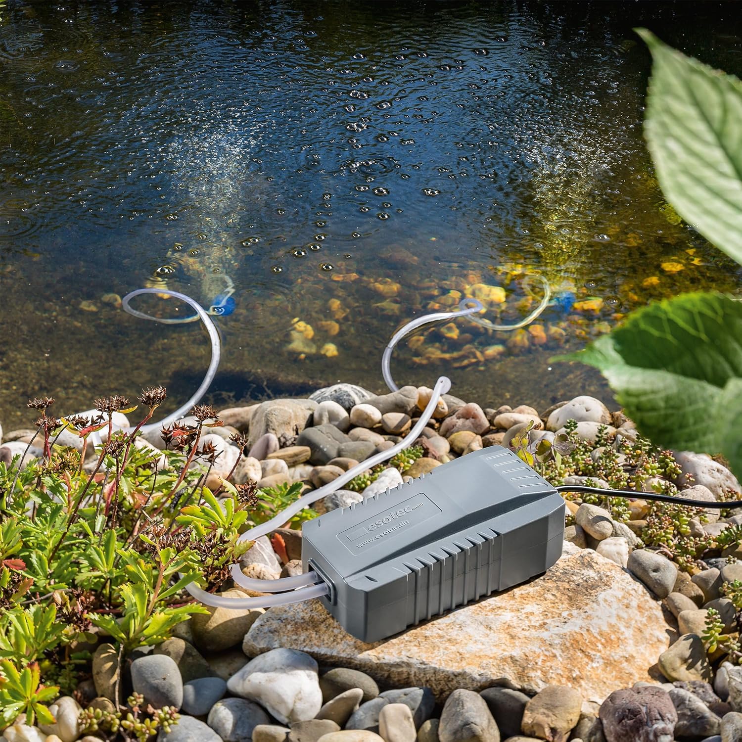 Esotec Solar Teichbelüfter Set 8/200 mit Akku-Speicher, Sauerstoffpumpe 100 l/h Luftleistung pro Ausgang, Teichbelüftung, Solarpanel 8W, Erdspieß 101846 — Ansicht 2