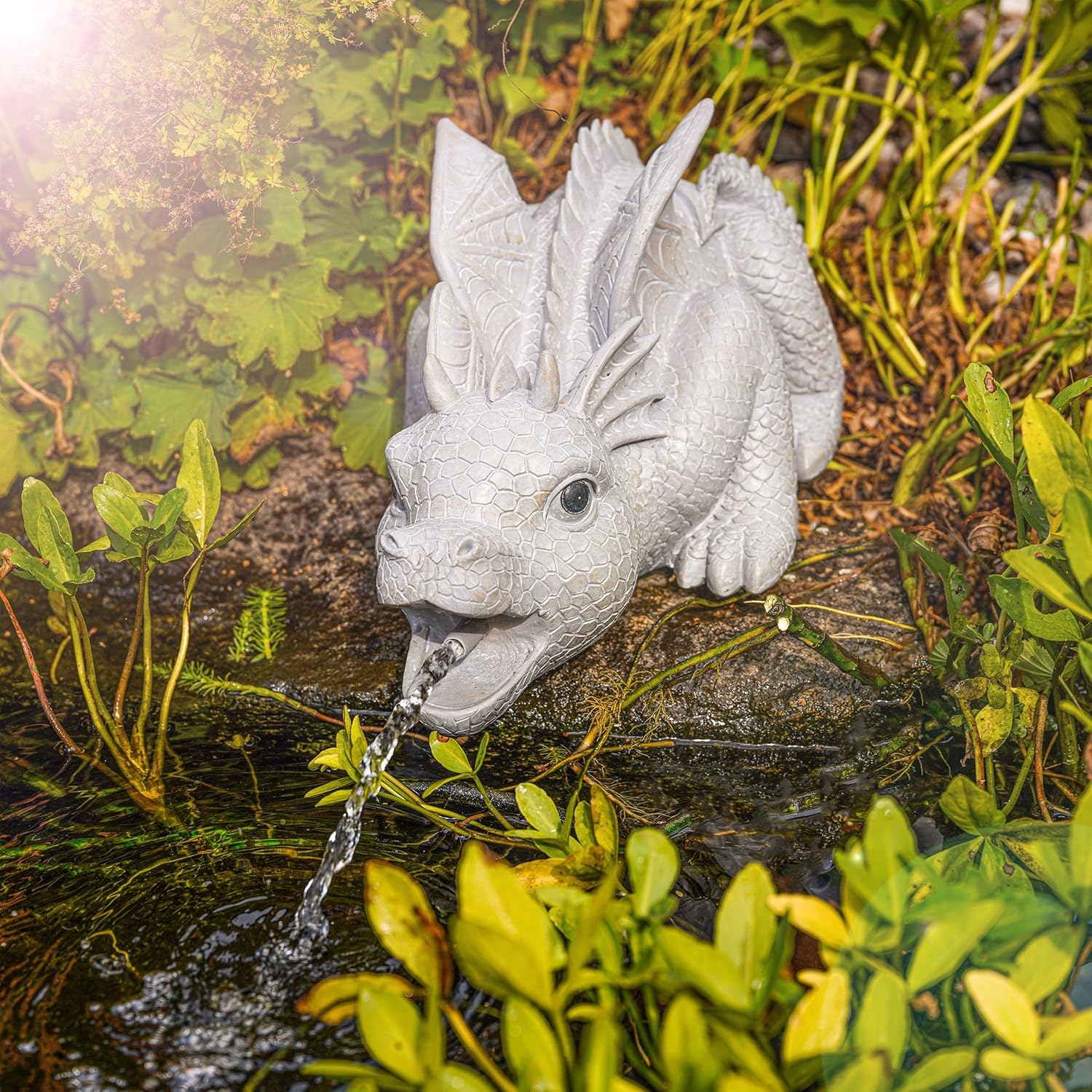 Esotec Solar Wasserspeier Drache Grisu Komplettset, Solar Springbrunnen für Außen, Solarbrunnen mit Solarpumpe 380l/h, 8Wp Solarmodul, 40x21,5x20cm 101655 — Ansicht 2
