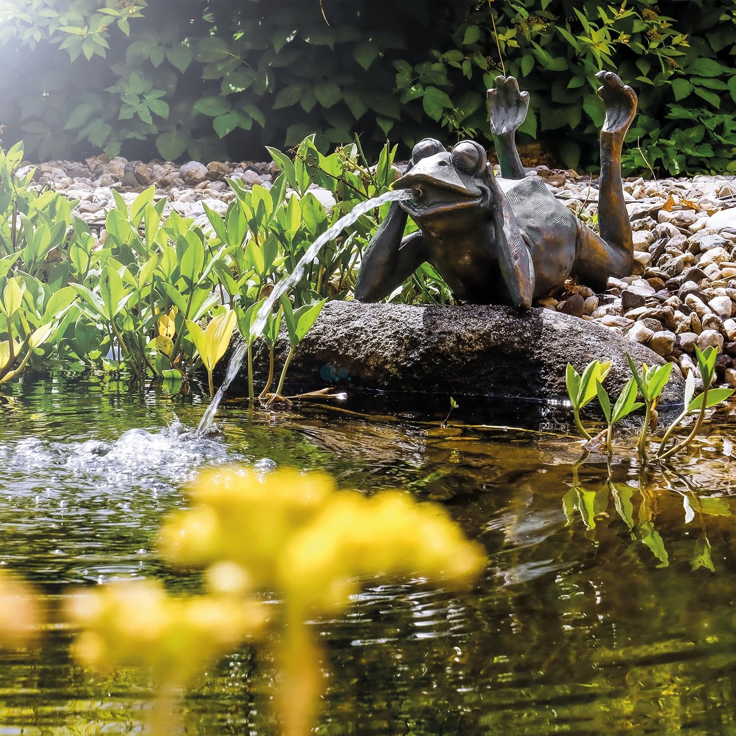 Esotec Solar Wasserspeier Frosch Komplettset, Solar Springbrunnen für Außen, Solarbrunnen mit Solarpumpe 380l/h, Solarmodul 8Wp, Teichfigur Polyresin 34x21x23,5cm 101650 — Ansicht 2