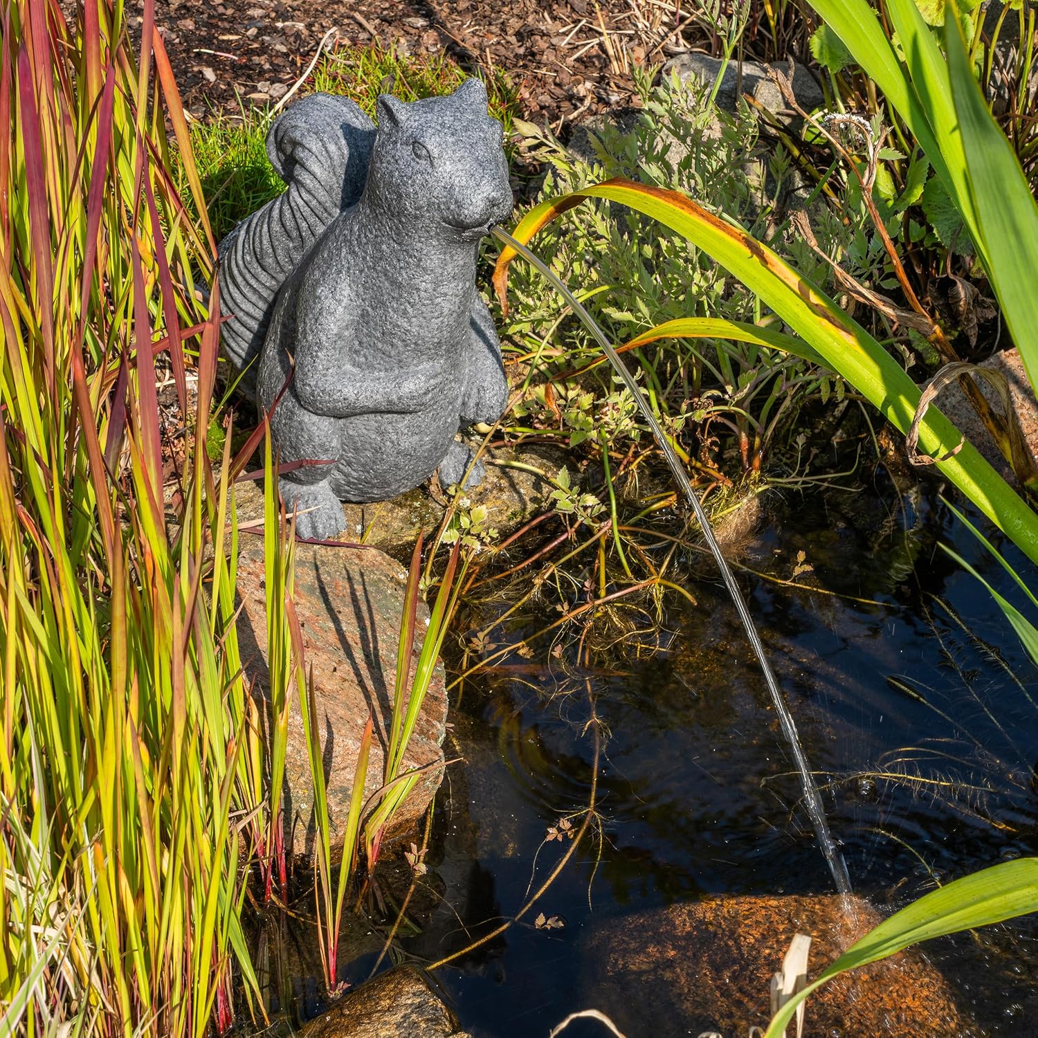 Esotec Solar Wasserspeier Komplettset, Eichhörnchen Puschel, Gartenteich Wasserspiel, Vogeltränke, Vogelbad, Gartenbrunnen mit Solarpumpe, 1,5m Schlauch, H=31,5cm 101671 — Ansicht 2