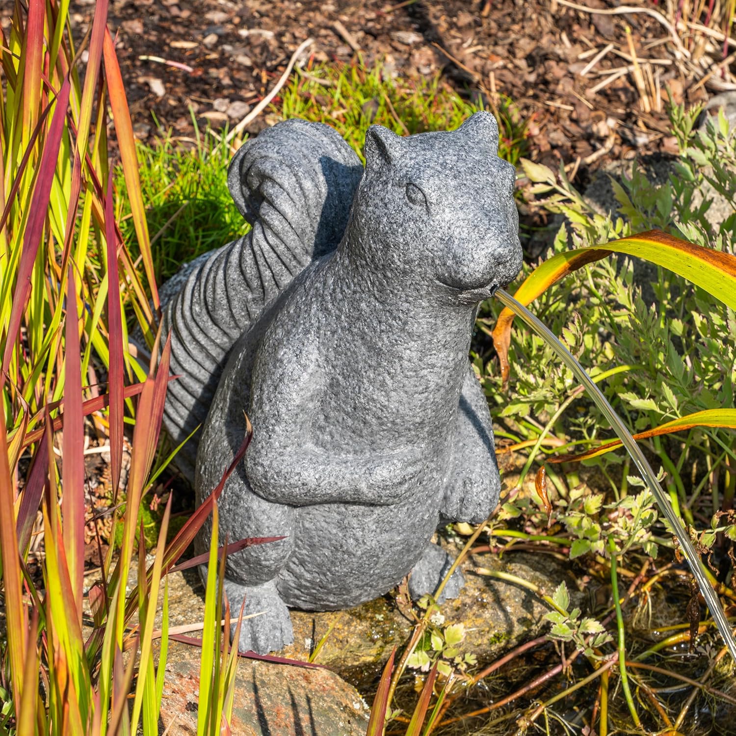 Esotec Solar Wasserspeier Komplettset, Eichhörnchen Puschel, Gartenteich Wasserspiel, Vogeltränke, Vogelbad, Gartenbrunnen mit Solarpumpe, 1,5m Schlauch, H=31,5cm 101671 — Ansicht 3