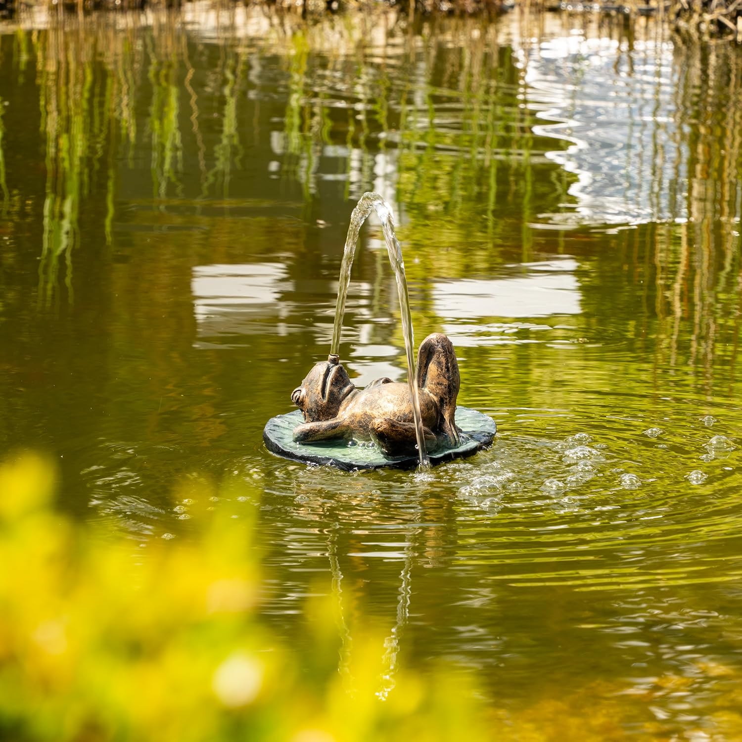 Esotec Solar Wasserspeier Komplettset, Frosch auf Seerosenblatt, Gartenteich Wasserspiel, Vogeltränke, Vogelbad, Gartenbrunnen mit Solarpumpe, schwimmend, H=15cm 101672 — Ansicht 5