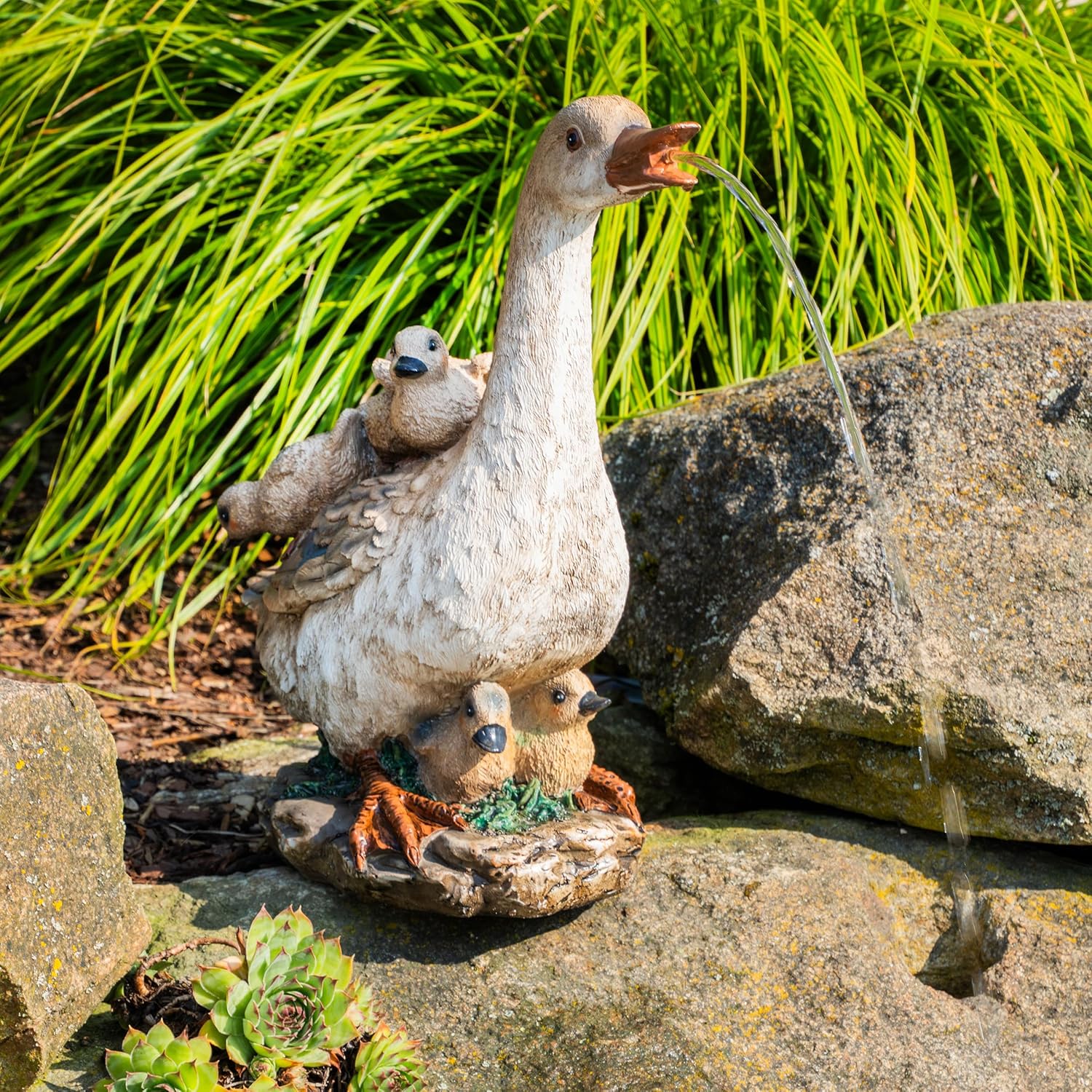 Esotec Solar Wasserspeier Komplettset, Gans mit Küken, Gartenteich Wasserspiel, Vogeltränke, Vogelbad, Gartenbrunnen mit Solarpumpe, H=38,5cm 101669 — Ansicht 2