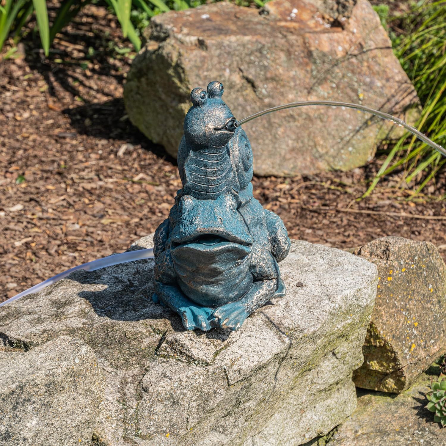 Esotec Solar Wasserspeier Komplettset, Max und Moritz, Frosch mit Schnecke, Gartenteich Wasserspiel, Vogeltränke, Gartenbrunnen mit Solarpumpe, H=26,5cm 101684 — Ansicht 4