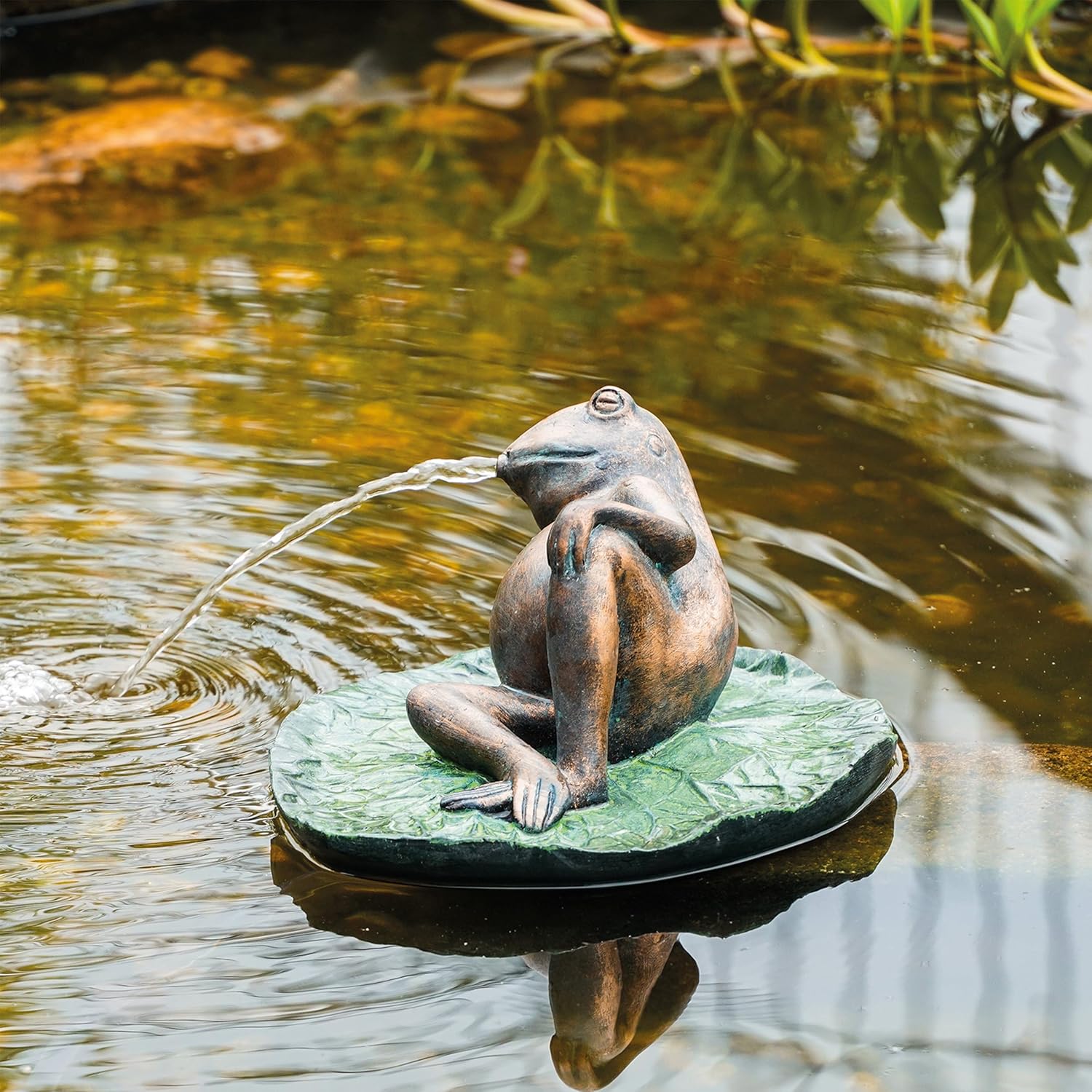 Esotec Solar Wasserspeier Set Frosch liegend auf Seerosenblatt, Pumpe, Solarmodul, Teichfigur, Gartenfiguren & Gartenstatuen, Gartenbrunnen Solar, Springbrunnen außen, Vogeltränke 101664 — Ansicht 4