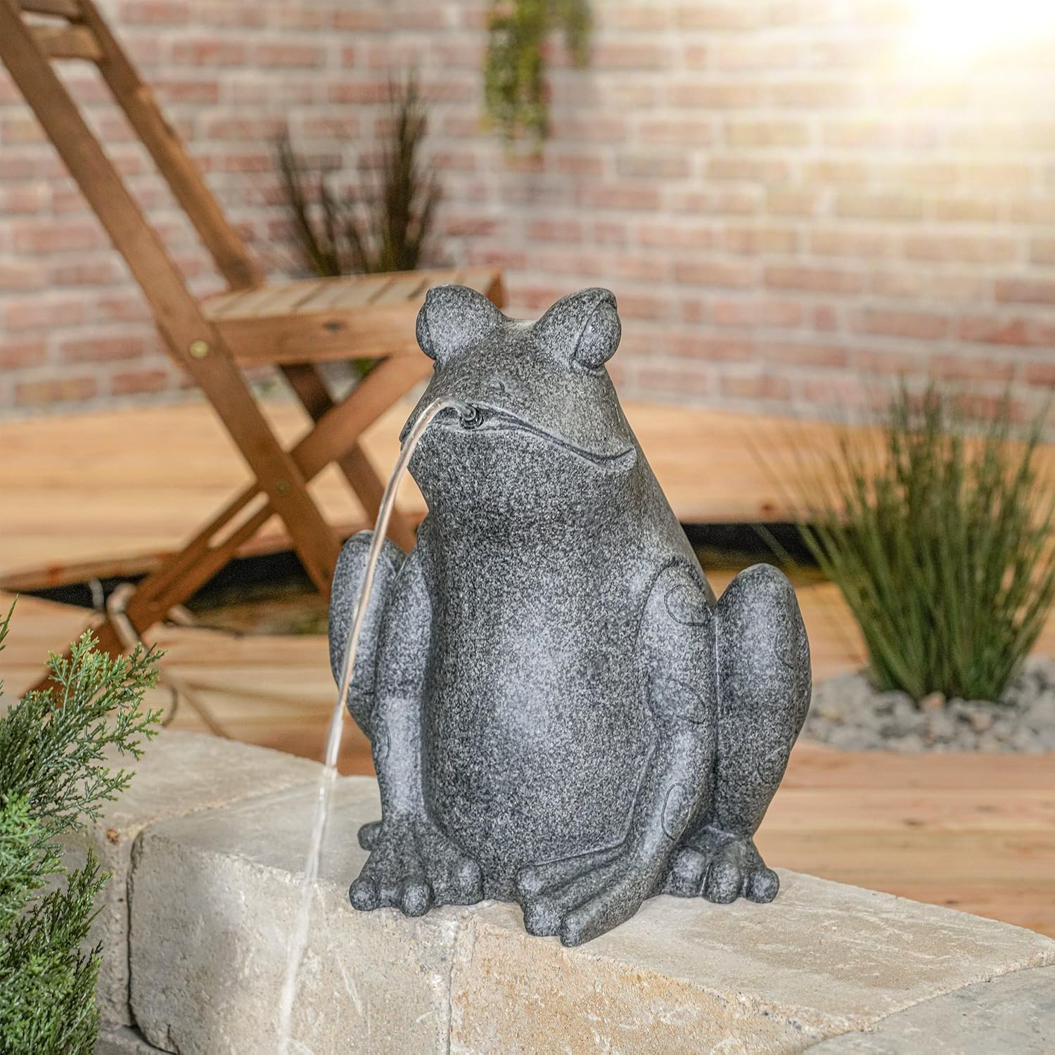 Esotec Solar Wasserspeier Set Frosch sitzend, Solarpumpe, Teichfigur Gartenfigur Gartenstatue, Tauchpumpe, Gartenbrunnen, Springbrunnen außen Outdoor, Vogeltränke H=36cm 101668 — Ansicht 2