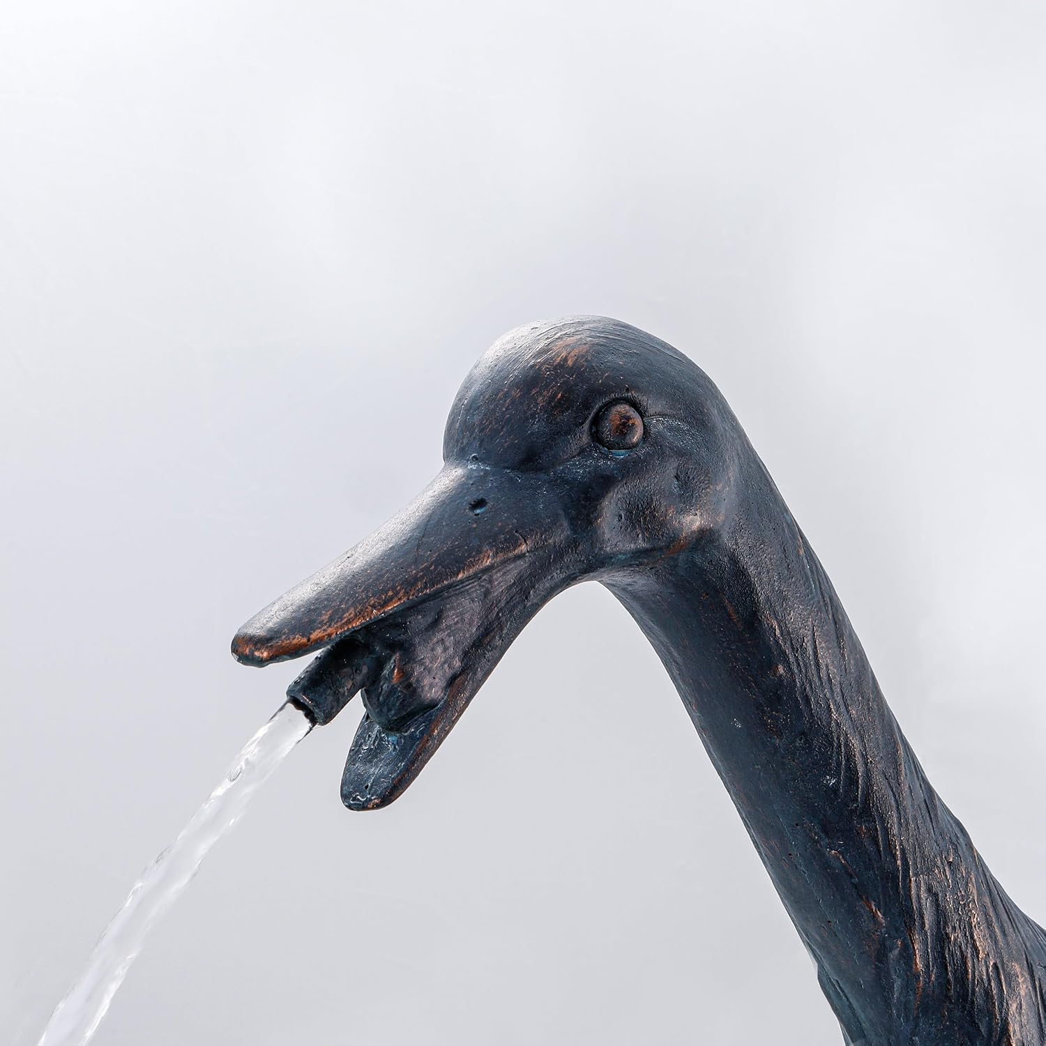 Esotec Wasserspeier Gans Erna, Brunnenfigur für Teich & Garten aus Polyresin, Gartenfigur mit 1,4m Schlauch, Teichfigur für Wasserspiel, 48x20x42cm 100732 — Ansicht 5